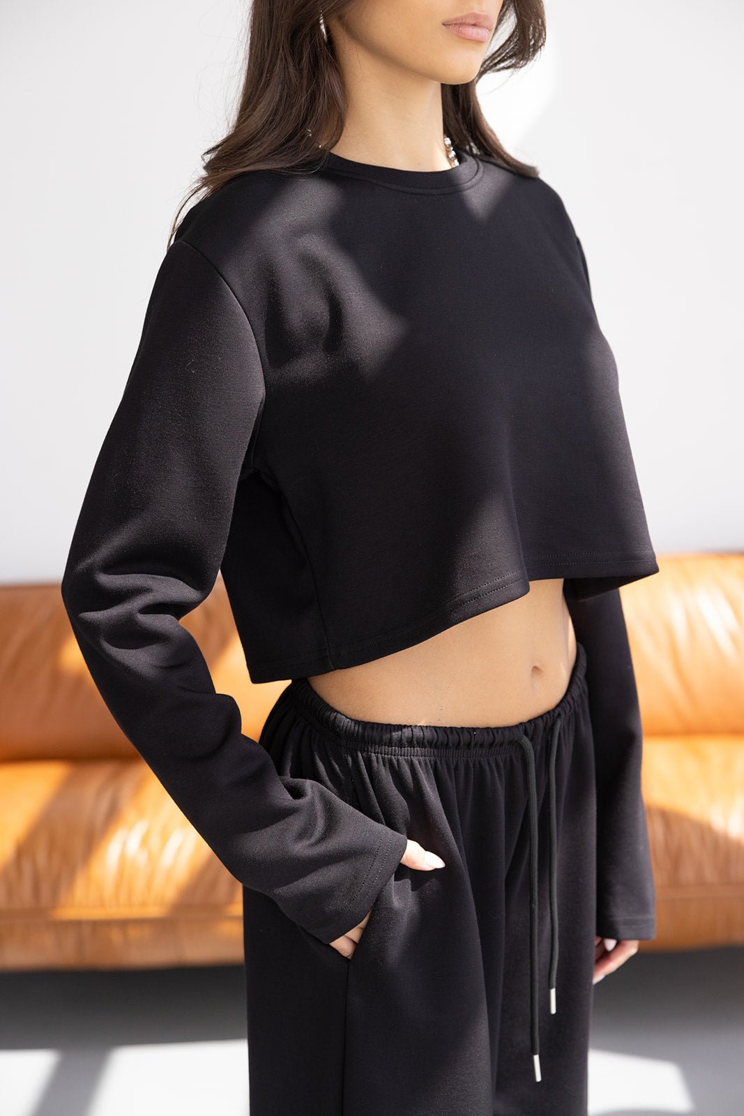 סט טרנינג נשים אופנתי בצבע שחור, חולצת קרופ ארוכה ומכנסיים בגזרה גבוהה