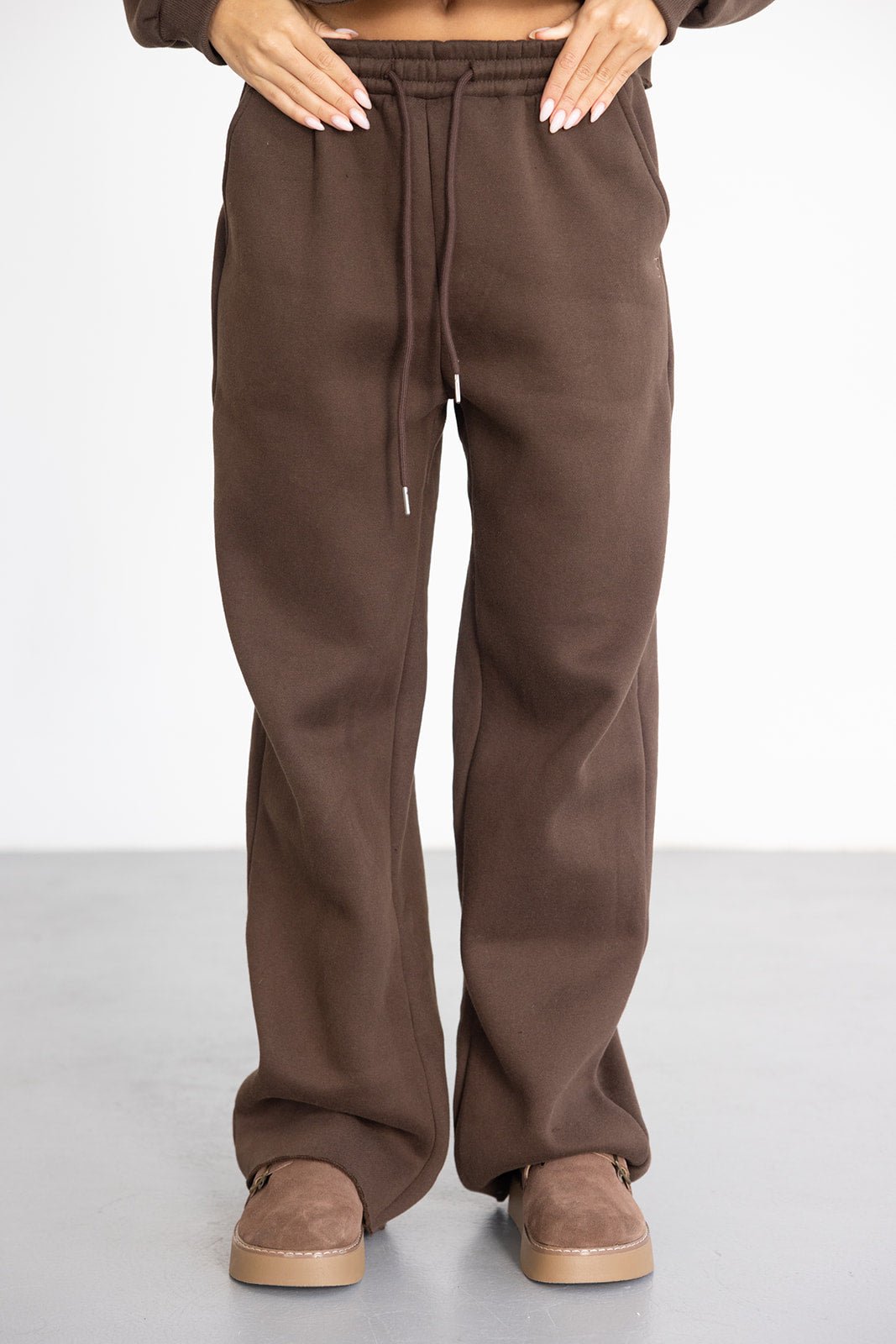 מכנסי טרנינג חומים לנשים בגזרה רחבה, עם שרוך קשירה, נעליים תואמות, אופנת רחוב עדכנית