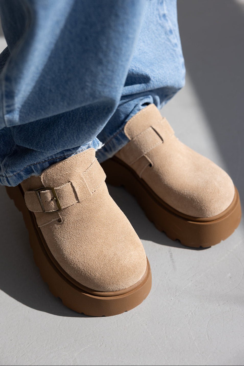 נעליים שטוחות נשים בז׳ זמש עם אבזם, סוליה עבה, משולבות ג׳ינס – נעלי אופנה לנשים