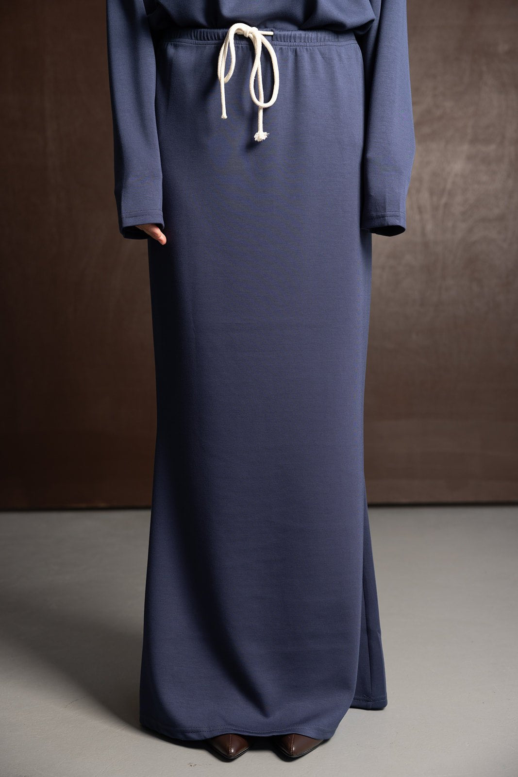 חצאית כחולה ארוכה עם שרוך קשירה לבן, בגדי נשים אופנתיים