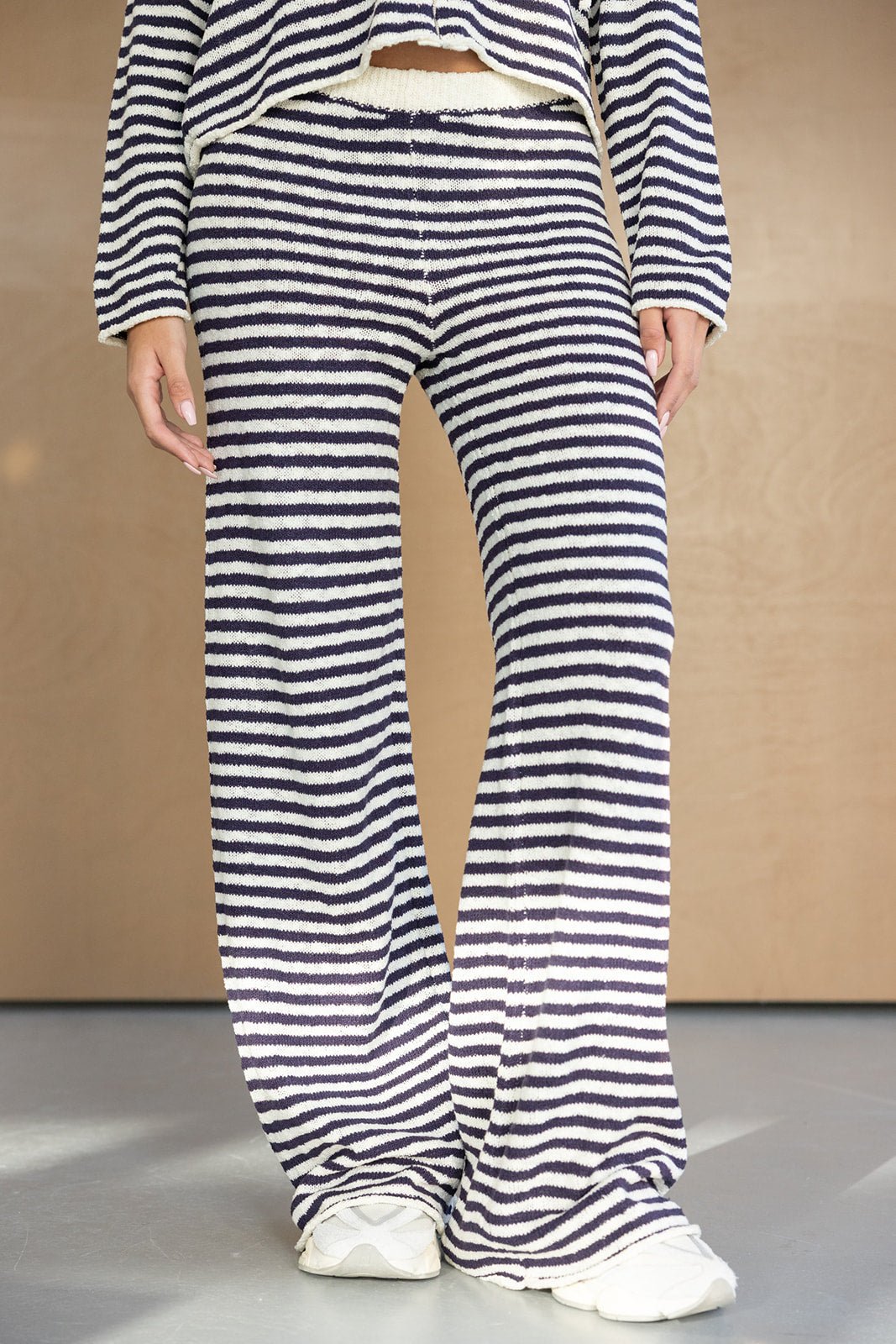 סט פסים לנשים, חולצה ומכנסיים רחבים מבד סריג בפסי שחור לבן, אופנת צעירות