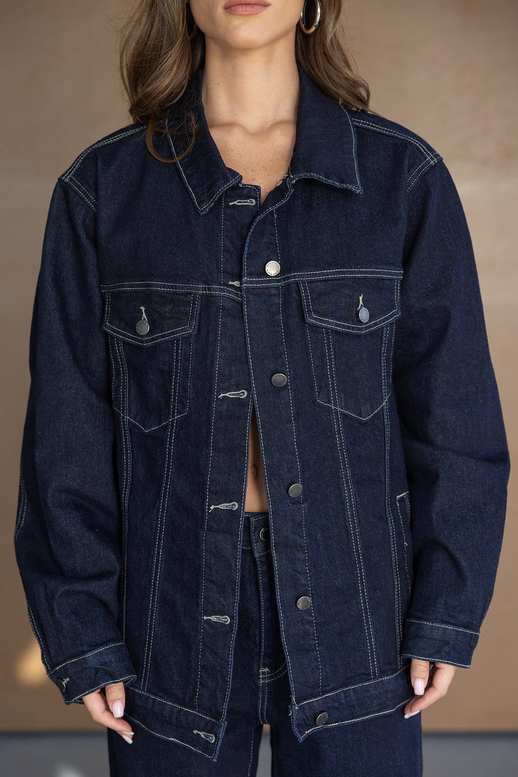 ג'קט ג'ינס כהה לנשים עם כפתורים ותפרים בולטים, אופנת נשים ובנות צעירות