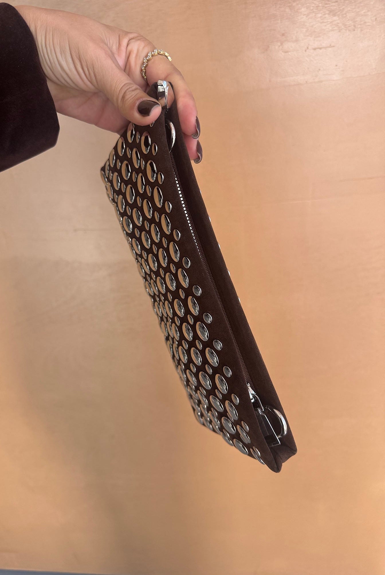 קלאץ' שחור עם ניטים כסופים, תיק ערב לנשים, אופנה טרנדית לנערות