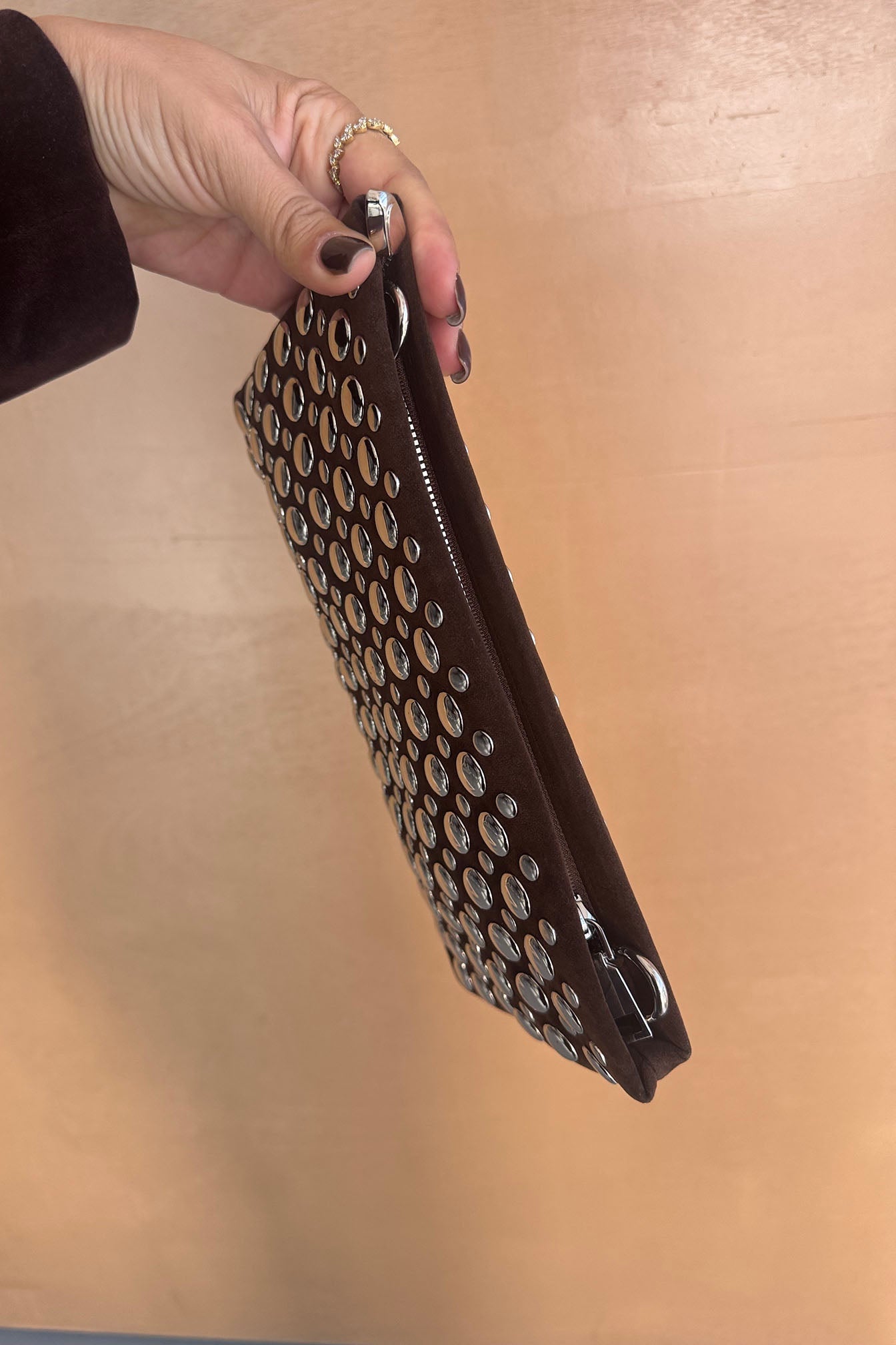 קלאץ' שחור עם ניטים כסופים, תיק ערב לנשים, אופנה טרנדית לנערות