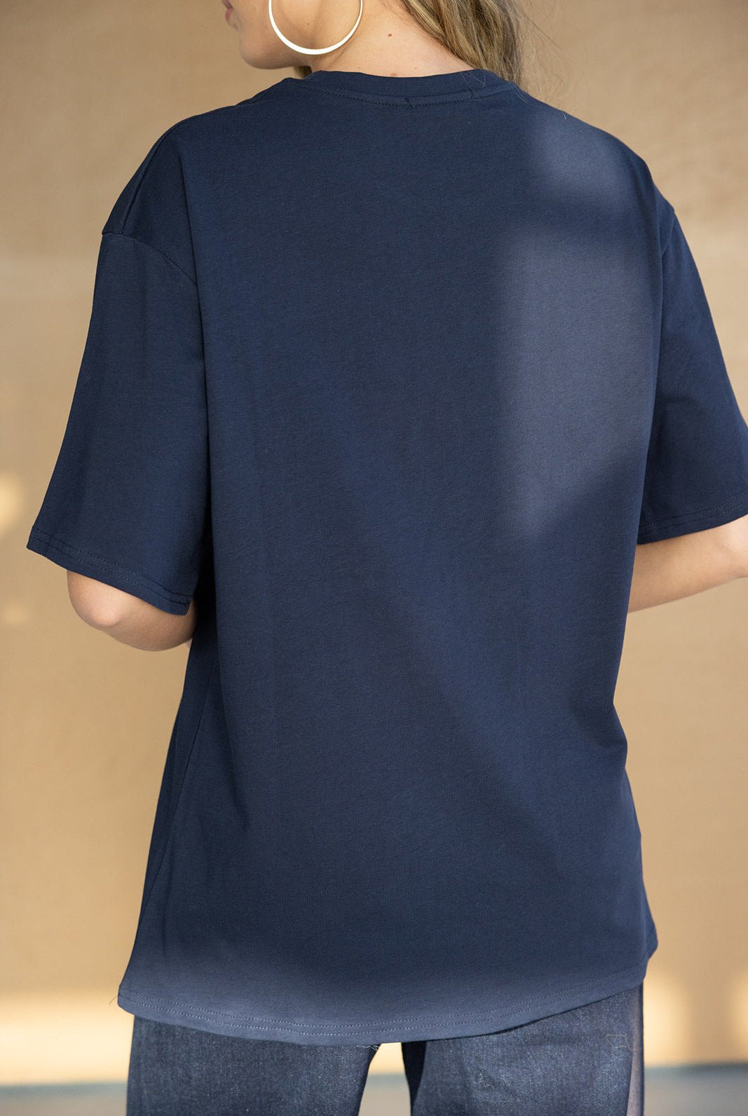 חולצת טי שירט כותנה בסיסית בצבע כחול כהה על דוגמנית, צילום גב, אופנת נשים קז'ואל