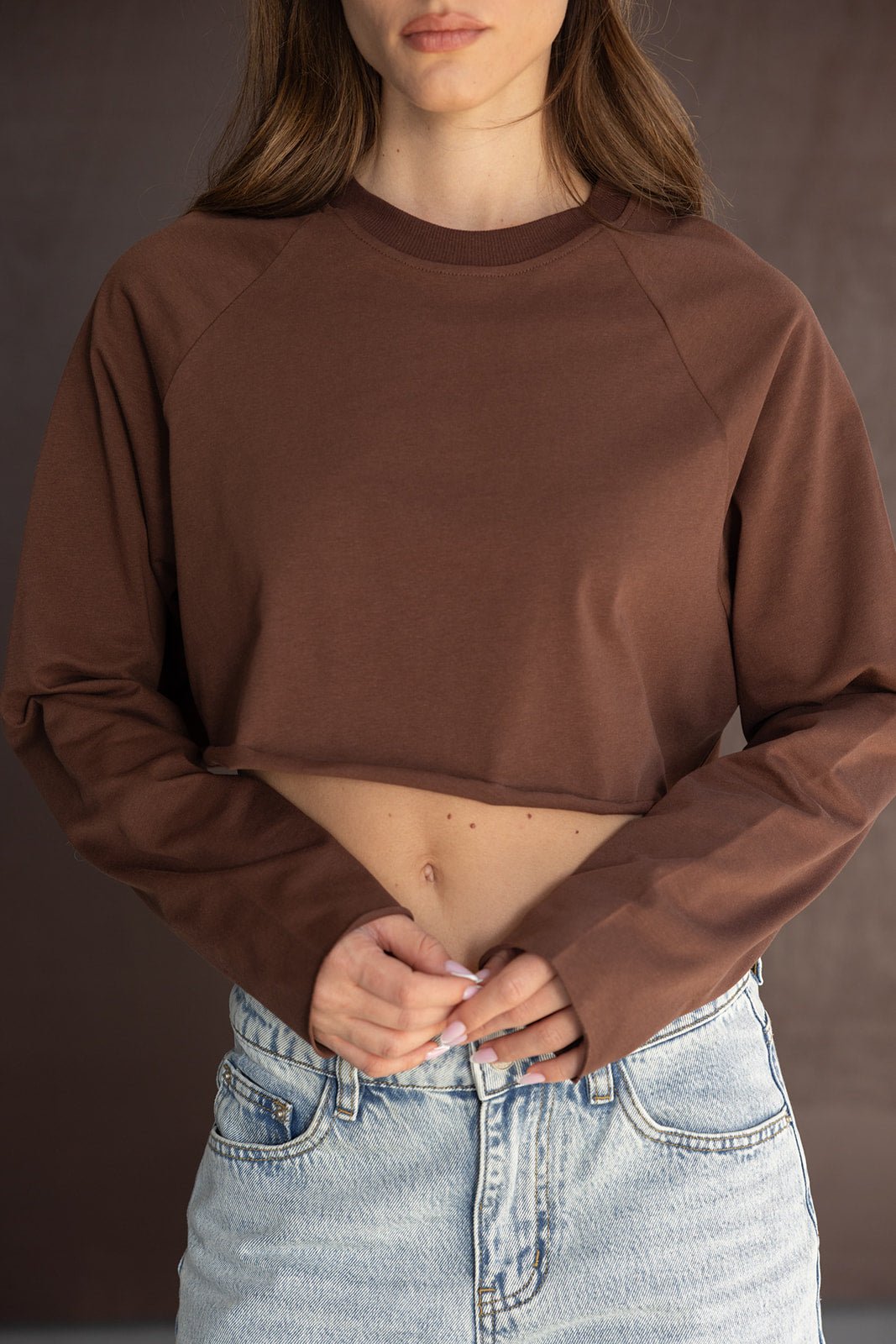 חולצת קרופ חומה ארוכה עם ג'ינס בהיר, אופנה לנשים צעירות, לוק יומיומי טרנדי