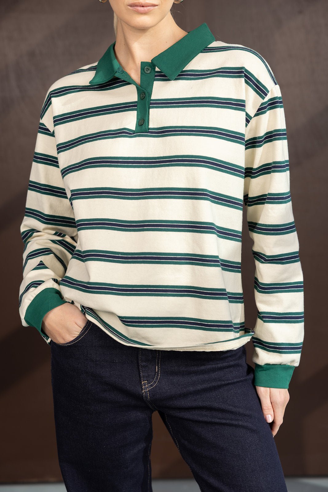 חולצת נשים פסים ארוכה עם צווארון ירוק וכפתורים, משולבת עם ג'ינס כחול כהה