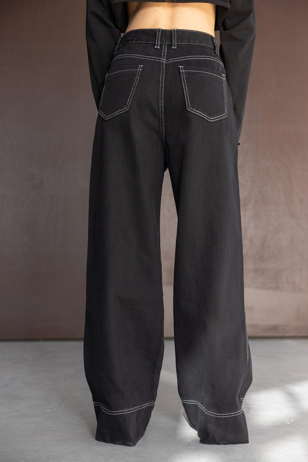 מכנסי ג'ינס רחבים שחורים לנשים עם תפרים בולטים, אופנת רחוב צעירה ועדכנית