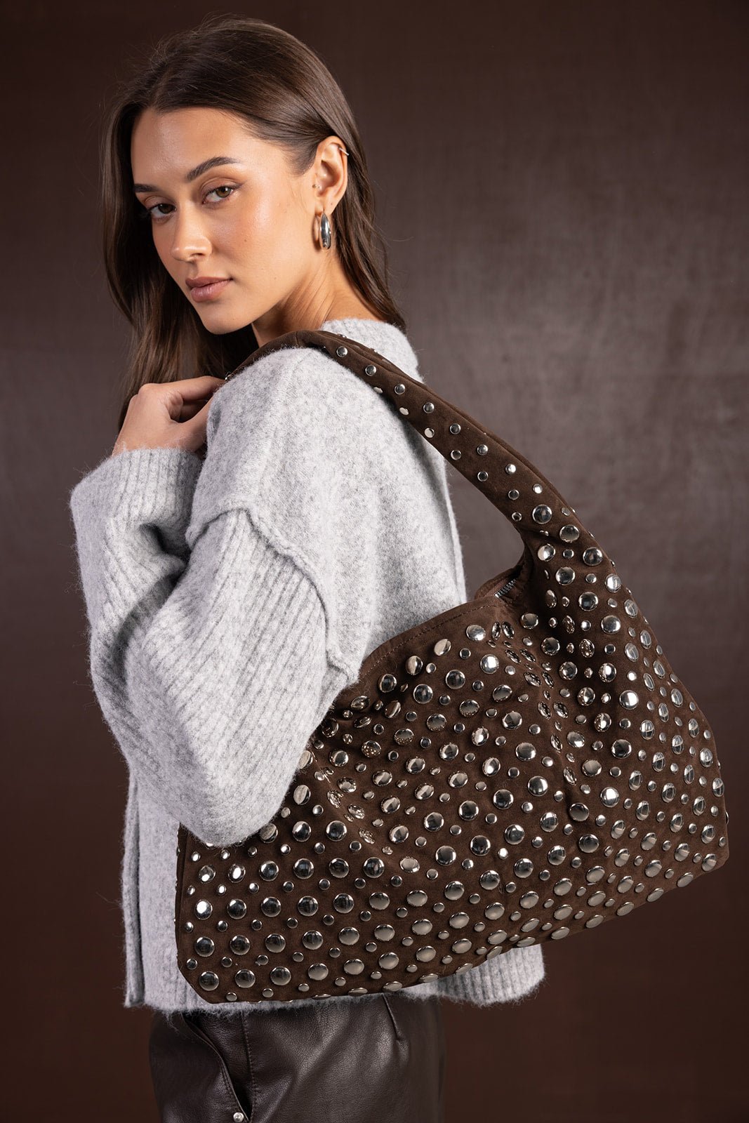 אישה לובשת סוודר אפור ותיק כתף חום עם ניטים, אופנה לנשים, לוק חורפי