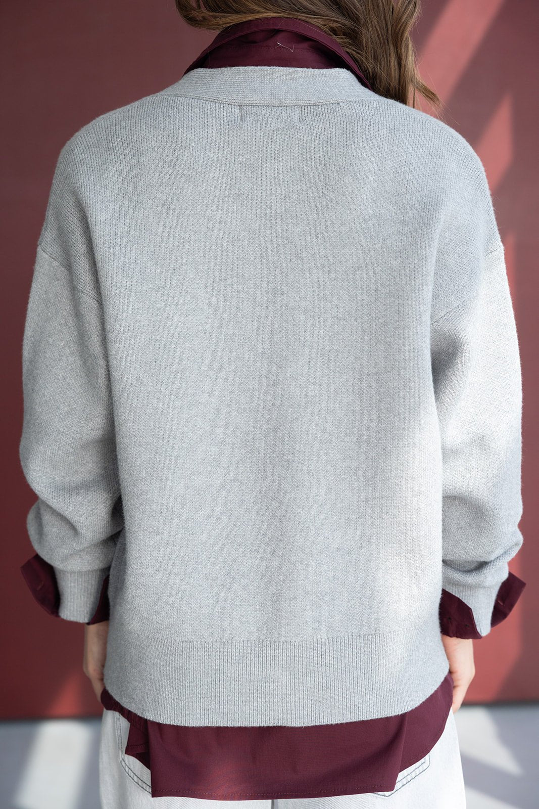 חולצת נשים בורדו עם סוודר אפור מעל, מראה שכבות אופנתי לנערות