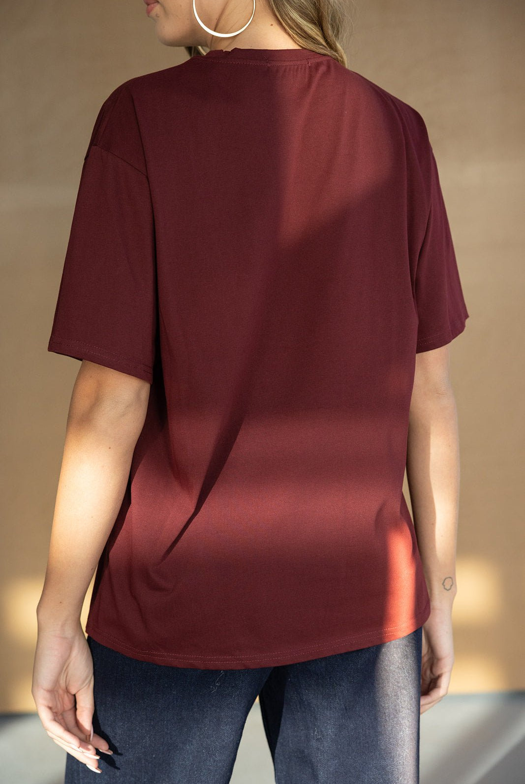 חולצת טי בורדו לנשים עם שרוול קצר, מבד נעים, לג'ינס אופנתי