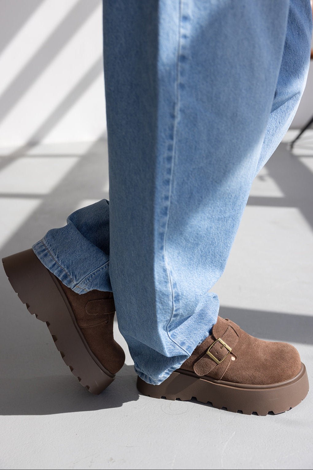 נעלי מוקסין חומות עם סוליה עבה ואבזם זהב, ג'ינס רחב לנשים אופנתיות