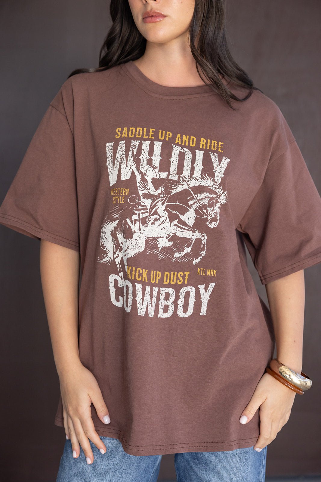 חולצת טי חולצה חומה לנשים מודפסת בסגנון קאובוי מערבי, אופנה טרנדית לצעירות