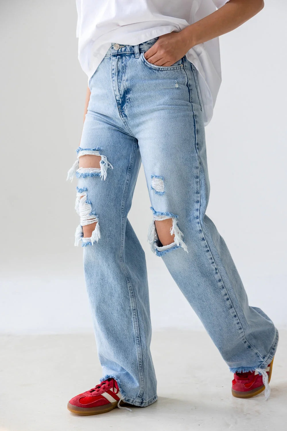ג'ינסים עם קרעים לנשים