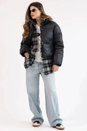 אאוטפיט חורף לנשים: מעיל שחור פוך, חולצת פלנל משובצת, ג'ינס רחב ונעלי סניקרס אופנתיות