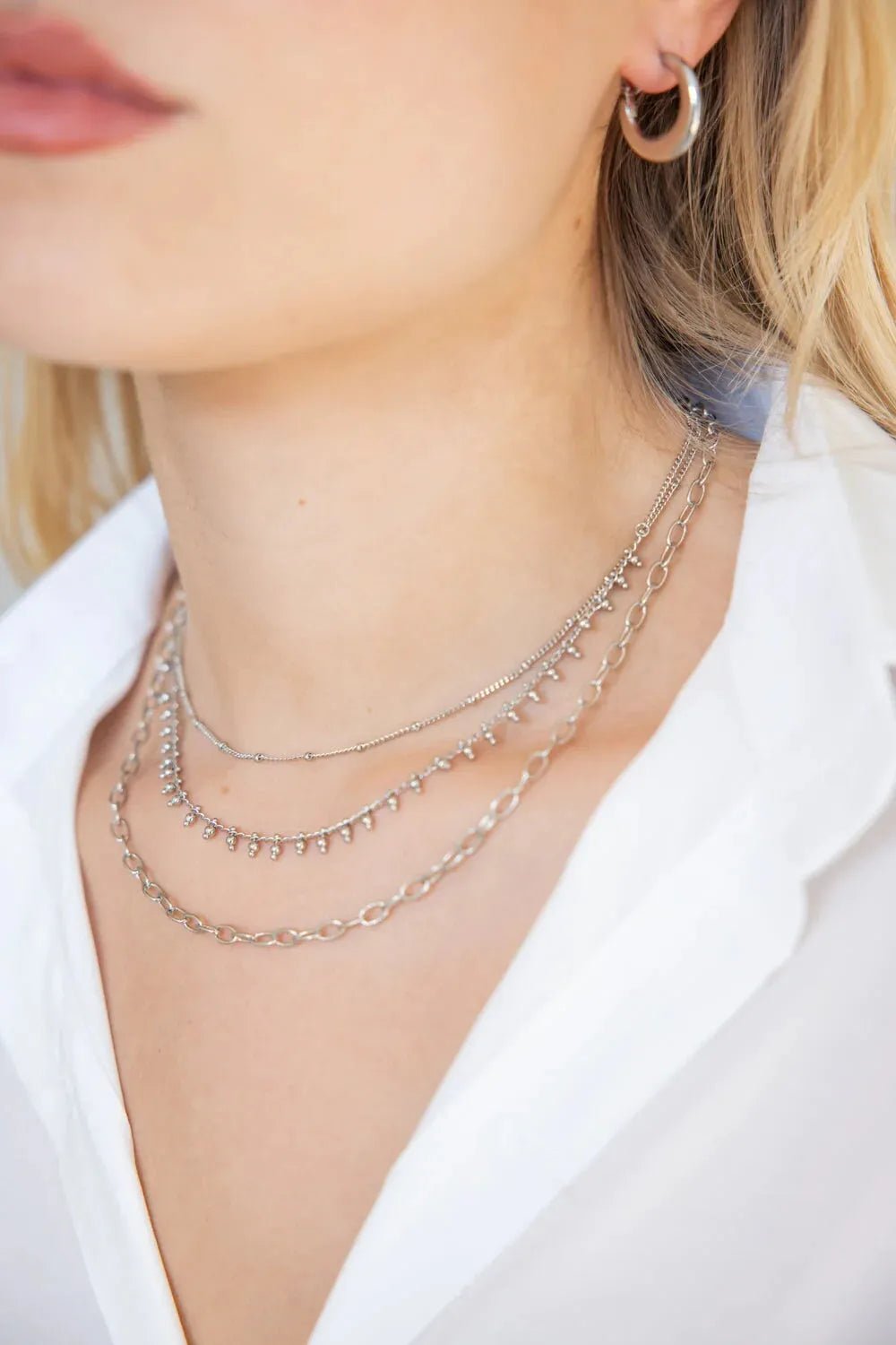 שרשרת כסף לאישה עם שרשראות שכבות ועגיל חישוק, חולצה מכופתרת אופנתית