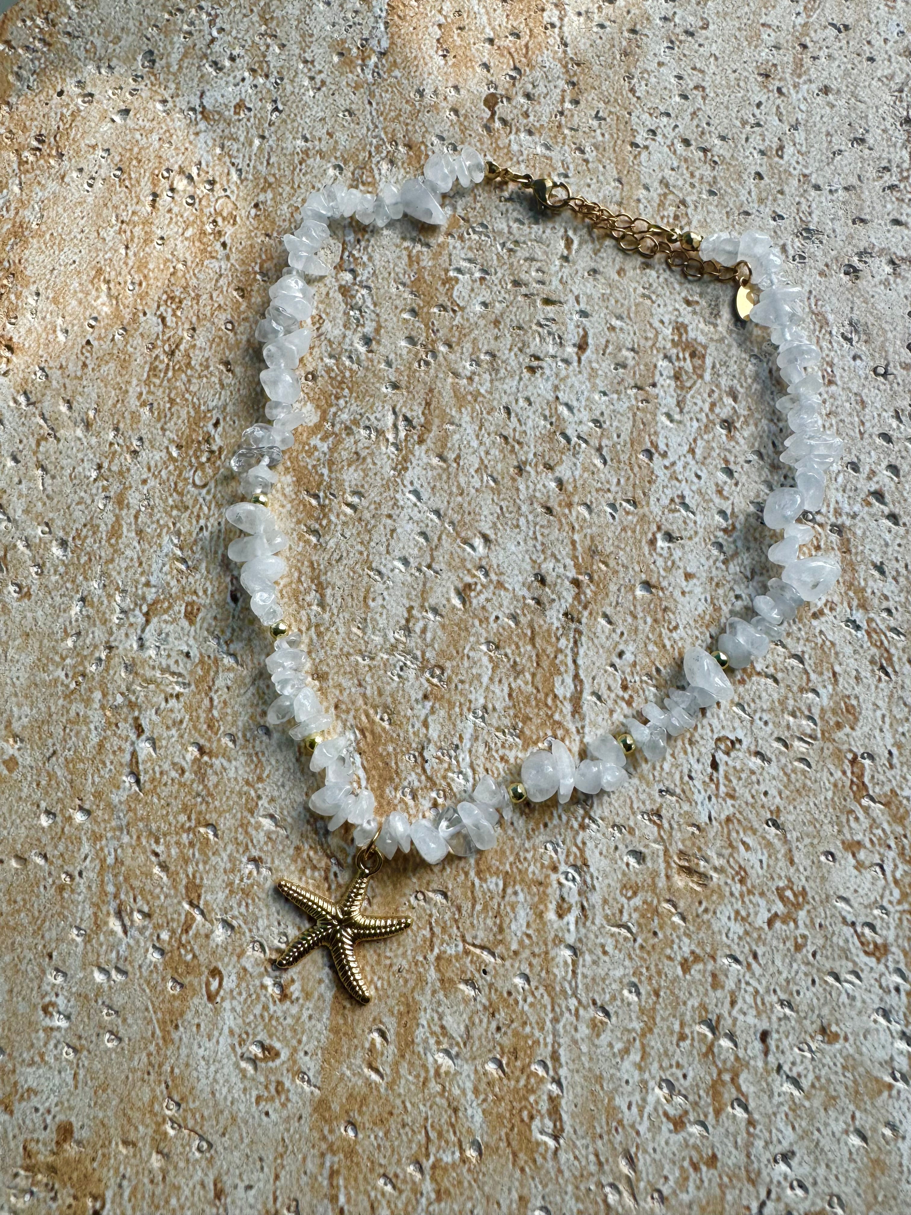 שרשרת חרוזי קריסטל לבנים עם תליון כוכב ים זהב על רקע אבן טבעי, תכשיט אופנתי לנשים