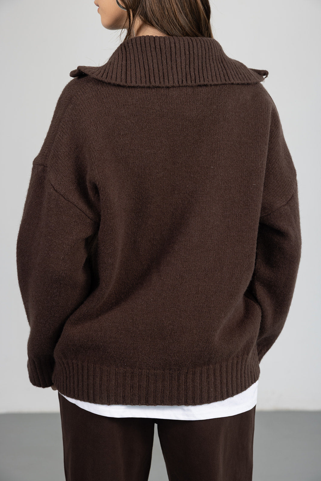 סוודר חום לנשים עם צווארון גולף מבד רך, בגדי חורף אופנתיים בצילום מאחור