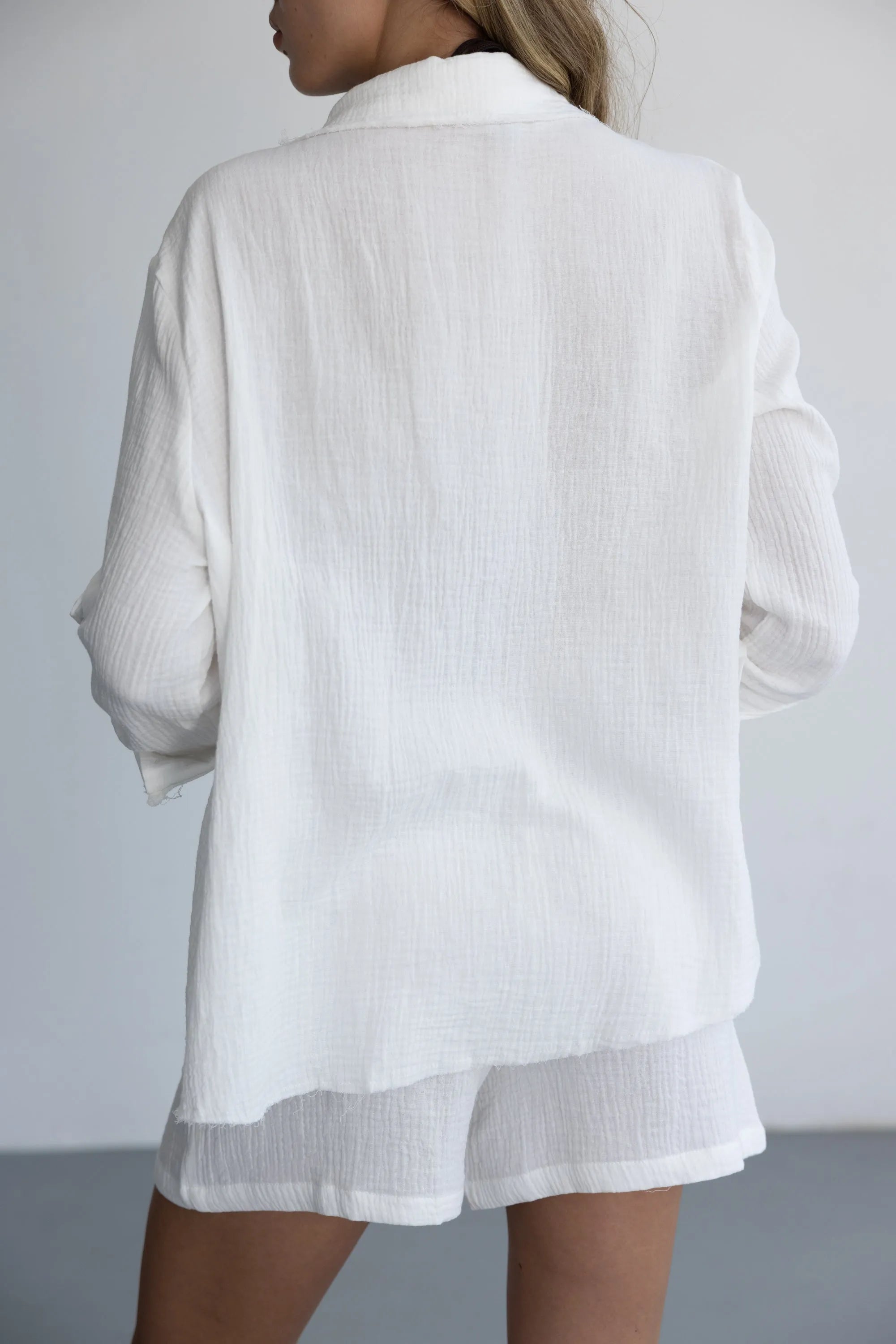 חולצה ומכנסיים קצרים לנשים מבד כותנה לבן קליל, מראה בגדי קיץ אופנתיים