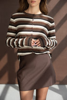 חולצת נשים פסים חום ולבן עם כפתורים בשילוב חצאית חומה, אופנת קיץ לנשים