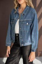 אישה לובשת ג'קט ג'ינס כחול על גבי חולצה לבנה ומכנסי עור שחורים, אופנת נשים עדכנית