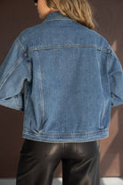 ג׳קט ג'ינס כחול לנשים עם מכנסי דמוי עור שחורים, מראה אופנתי לנערות