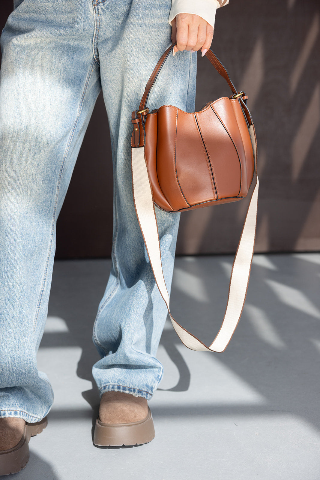 תיק צד חום לנשים עם רצועה ארוכה, משולב ג׳ינס רחב ונעלי זמש חומות, אופנה לנשים