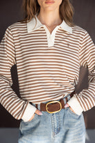 חולצת פסים חומה ולבנה עם צווארון לבן לנשים, בשילוב ג'ינס חגורת עור חומה אופנה קז'ואל