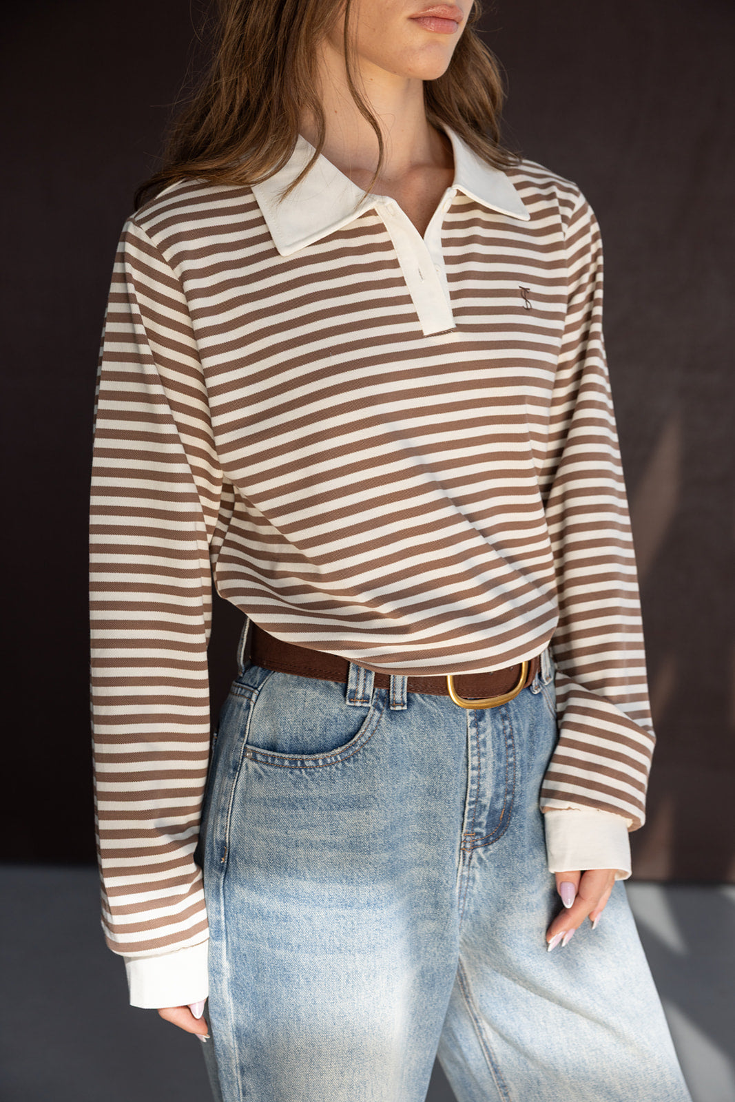 חולצת פולו פסים חום ולבן לנשים עם ג׳ינס גבוה אופנתי ותכשיטים עדינים