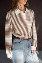 חולצת פולו פסים חום ולבן לנשים עם ג׳ינס גבוה אופנתי ותכשיטים עדינים