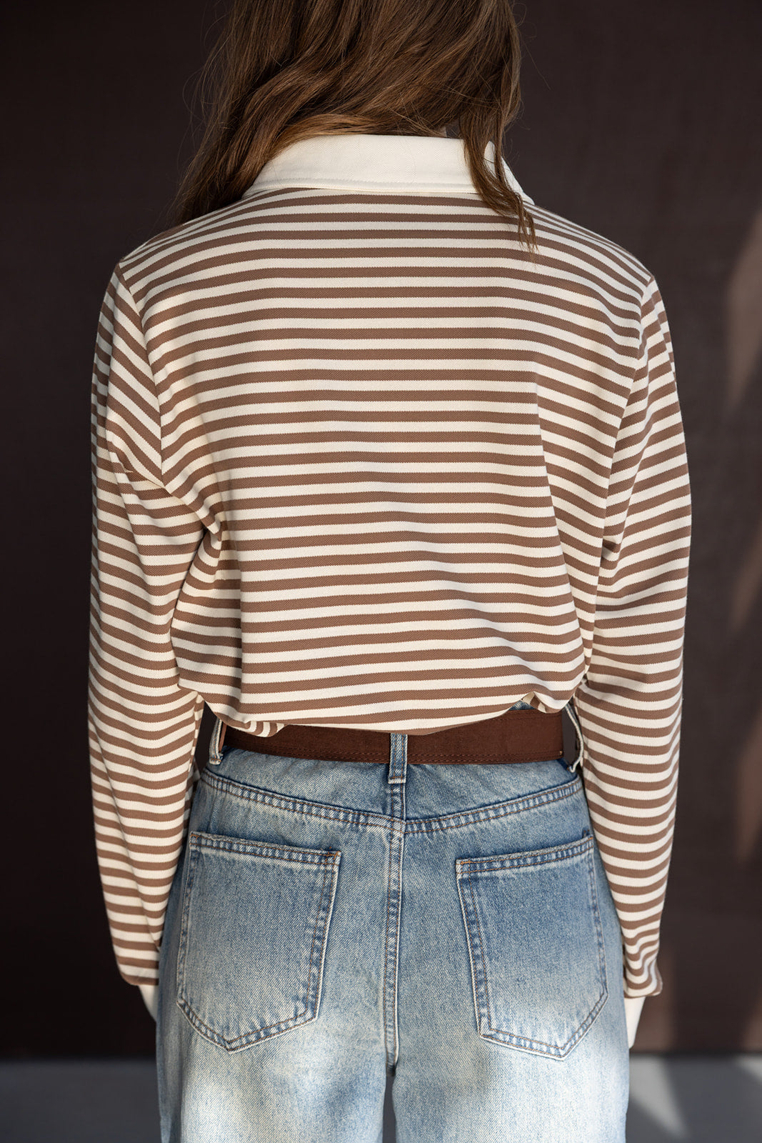 חולצת פסים חומה ולבנה עם שרוולים ארוכים, ג'ינס בגזרה גבוהה, מבט מאחור