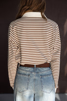 חולצת פסים חומה ולבנה עם שרוולים ארוכים, ג'ינס בגזרה גבוהה, מבט מאחור