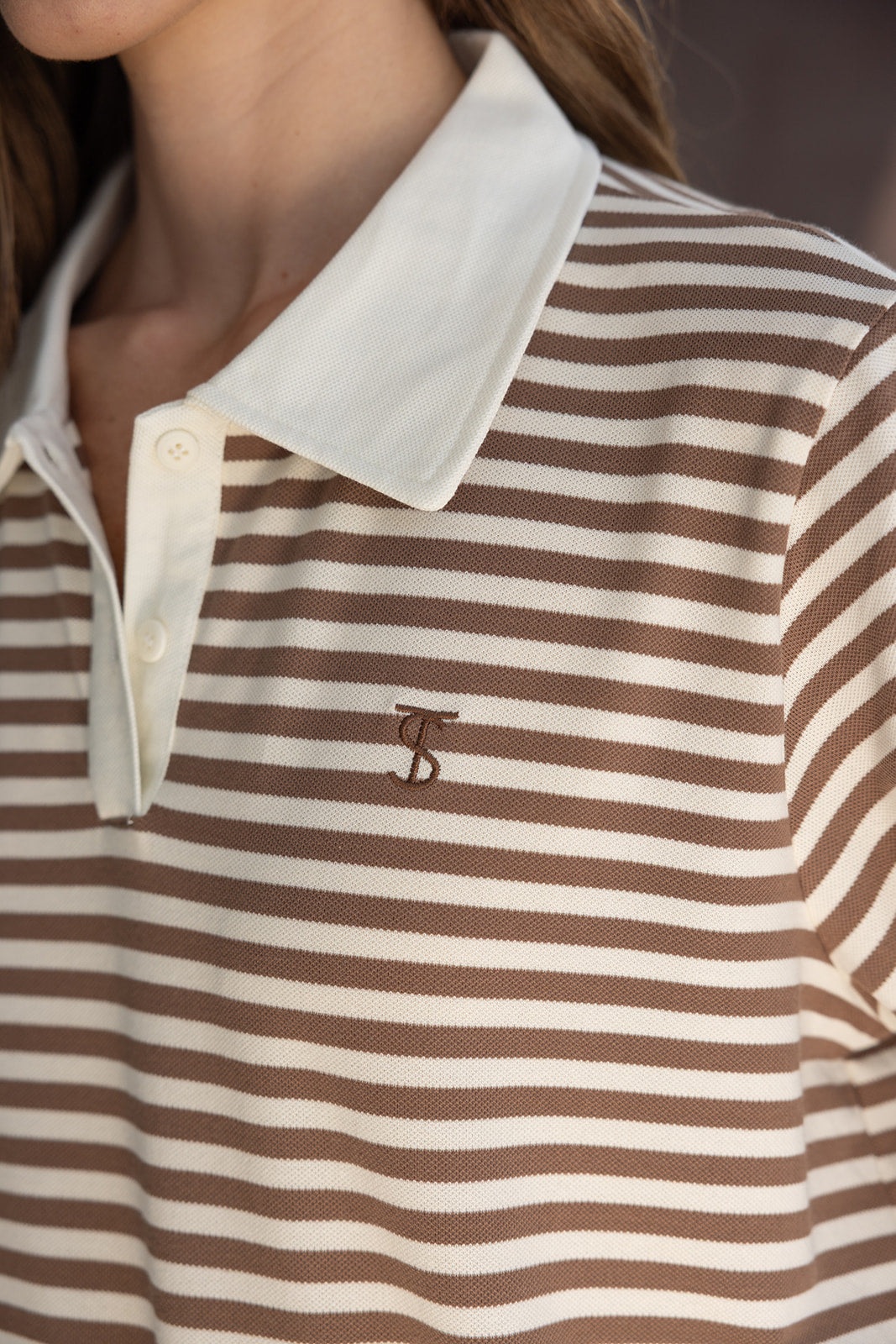חולצת פולו פסים חומה ולבנה עם רקמת לוגו, צווארון וכפתורים לנשים אופנה