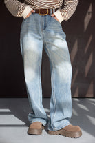 ג׳ינס בגזרה רחבה לנשים, בהדגשה של חגורת חום, חולצה מפוספסת ונעלי פלטפורמה חומות