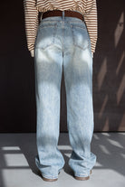 ג׳ינס בגזרה רחבה לנשים, גוון תכלת, בשילוב חגורה, חולצת פסים חומה ארוכה