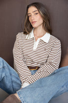 דוגמנית לובשת חולצת פסים חומה לבנה עם צווארון לבן בשילוב ג'ינס אופנתי לנשים