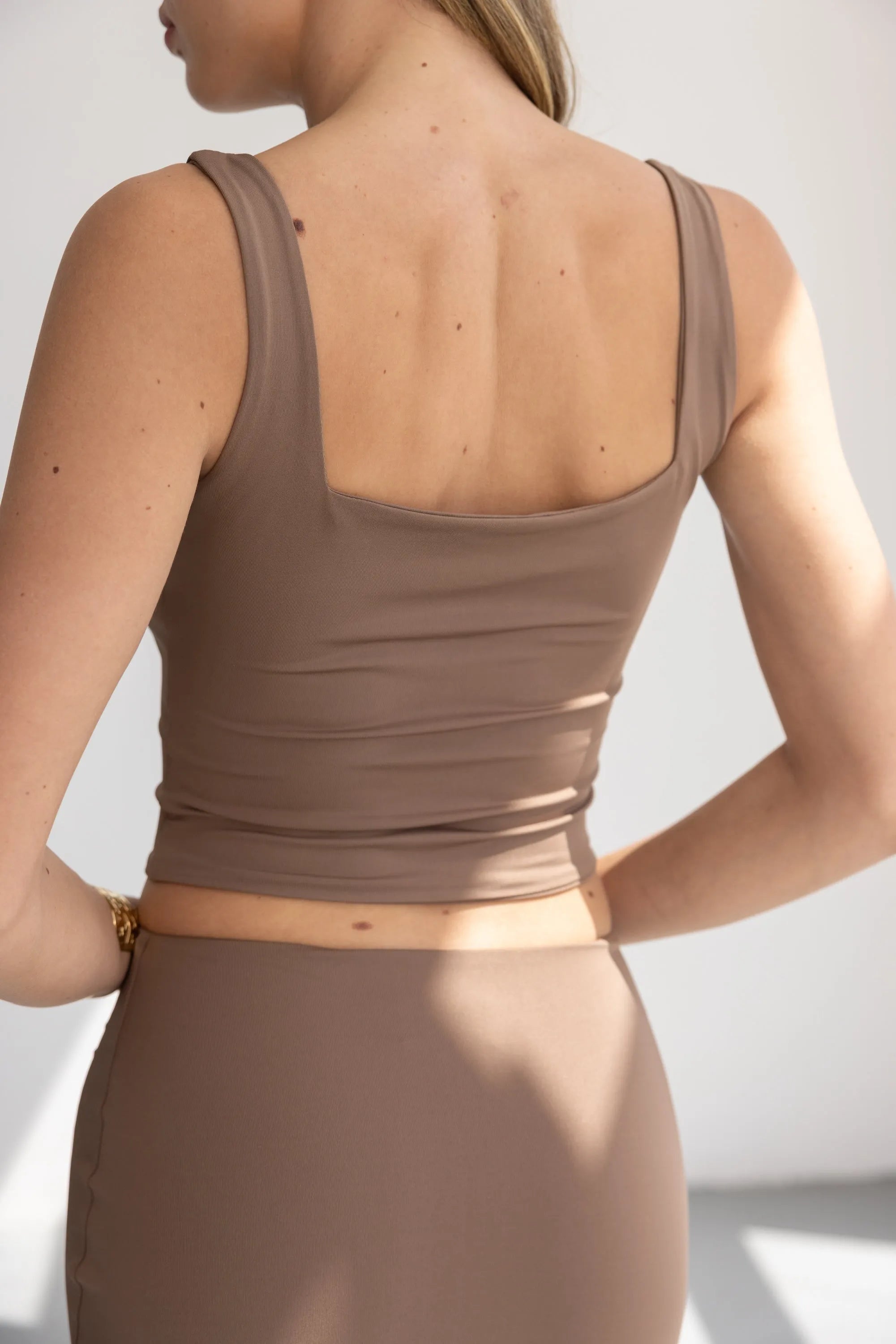 גופיית גאיה חומה TwentySix 