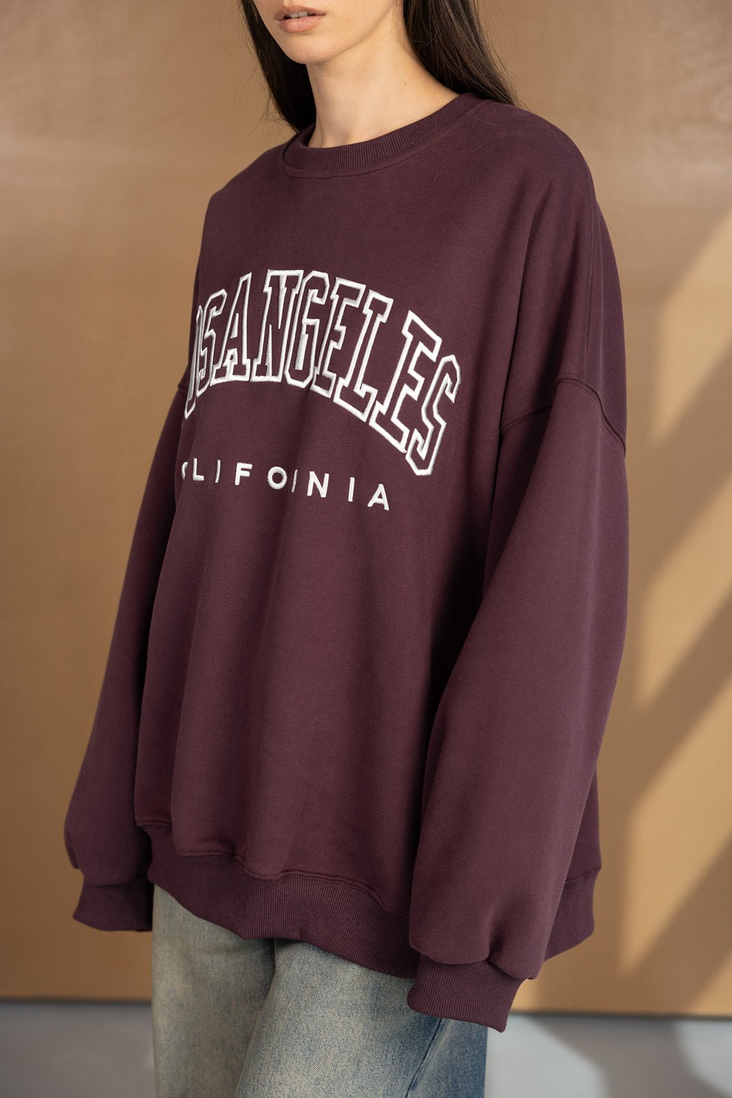 סווטשירט בורדו לנשים עם כיתוב לבן 'Los Angeles California', מראה אופנתי קז'ואל