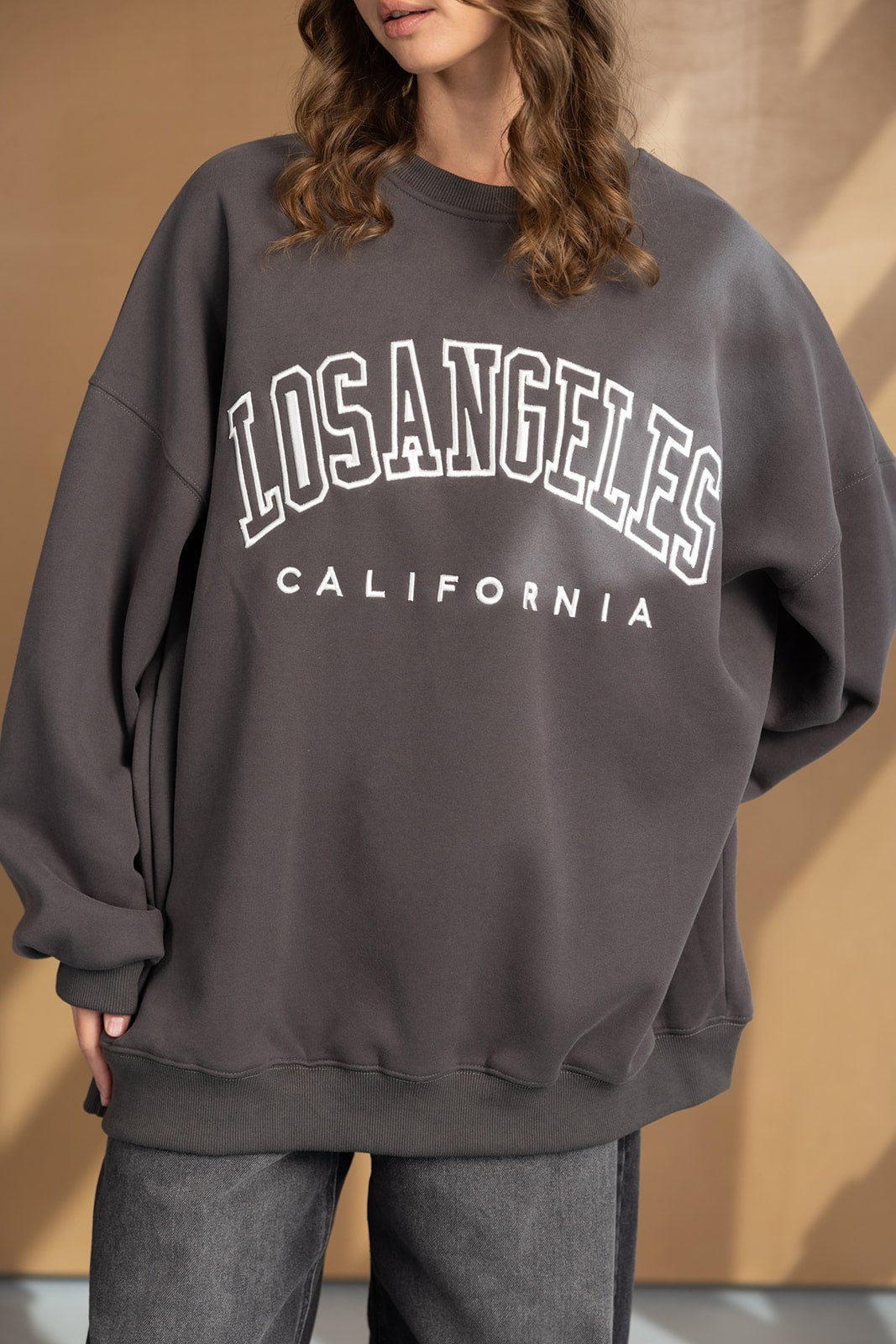 סווטשירט לנשים בצבע אפור כהה עם הדפס לבן LOS ANGELES CALIFORNIA, מראה אופנתי וקליל