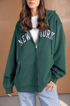 קפוצ׳ון ירוק עם רוכסן, כיתוב NEW YORK, אופנה לנשים, ג׳ינס בהיר, לוק יום יומי