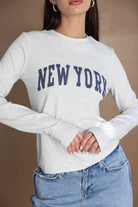 חולצת טריקו אפורה שרוול ארוך לנשים עם כיתוב NEW YORK, ג'ינס קז'ואל אופנתי