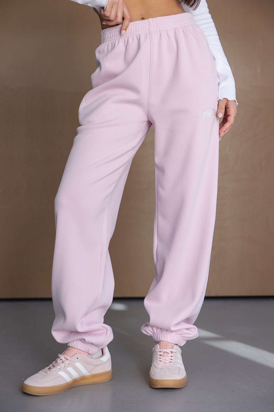 מכנסי טרנינג ורודים לנשים, גזרה רחבה, בד כותנה, כיתוב New York, אופנת רחוב לנערות