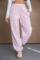 מכנסי טרנינג ורודים לנשים, גזרה רחבה עם גומי במותן ונעליים ספורטיביות אופנתיות