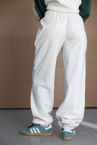 מכנסי טרנינג נשים בגזרת ספורט צבע אפור בהיר עם סניקרס ירוקות אופנתיות