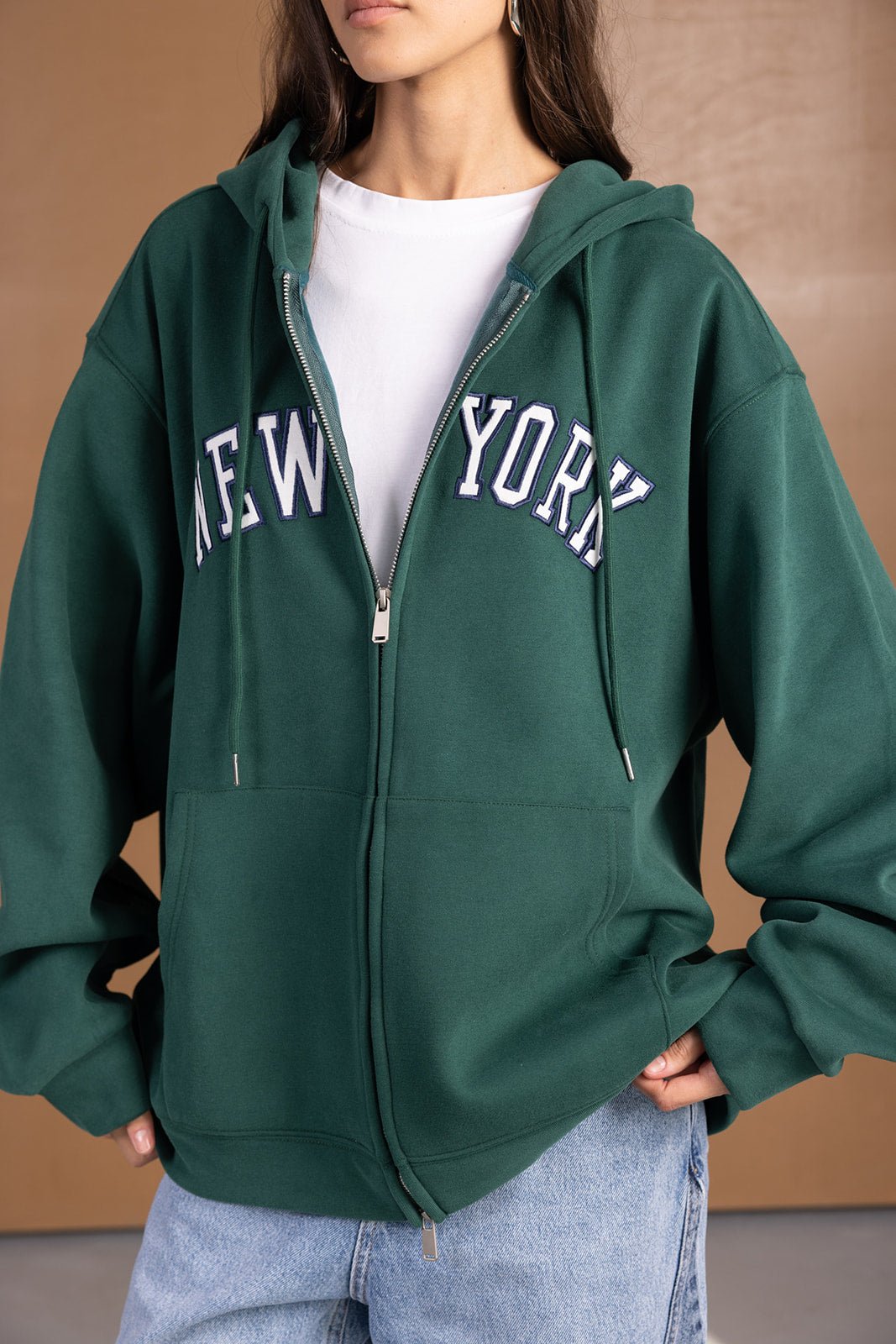 קפוצ׳ון ירוק עם רוכסן וכיתוב NEW YORK לנשים, לבוש עם ג׳ינס אופנתי