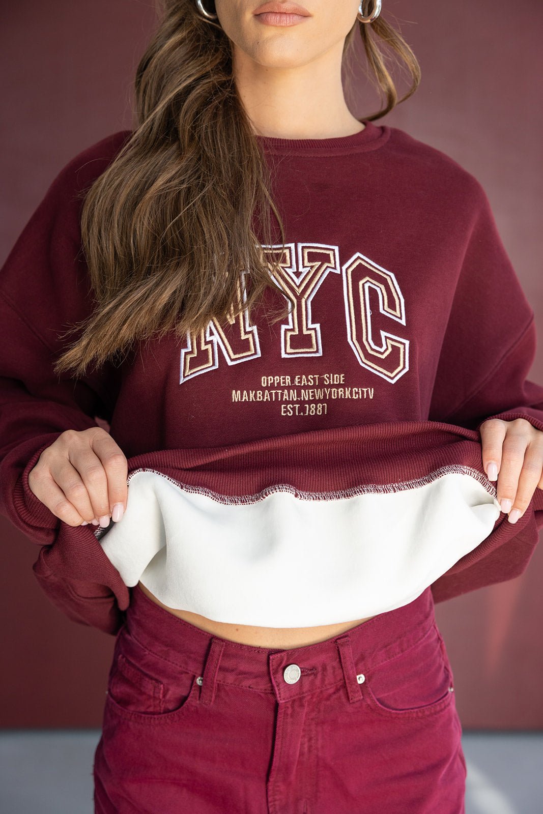 אופנת נשים, דוגמנית לובשת סווטשירט בורדו עם כיתוב NYC ומכנסיים תואמים, מראה ספורטיבי חורפי