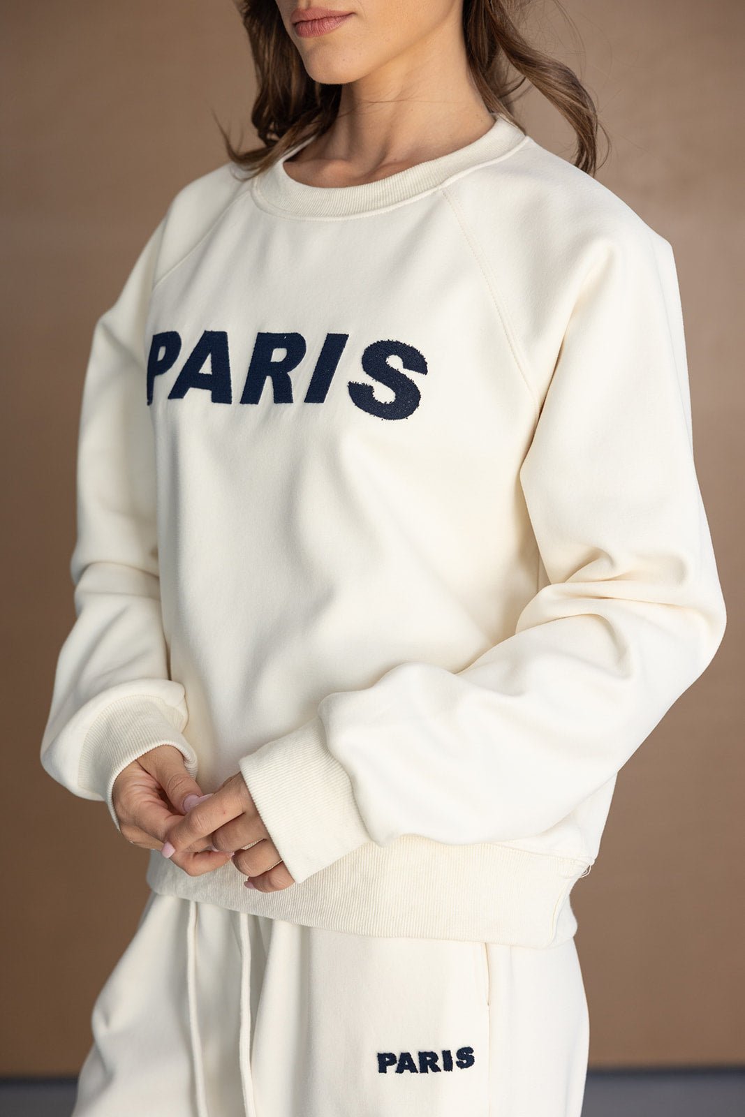 סט טרנינג נשים אופנתי בצבע שמנת עם כיתוב PARIS, כולל סווטשירט ומכנסיים