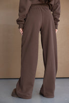 מכנסיים רחבים חומות לנשים, בד נעים, ספורט אלגנט, צילום מאחור