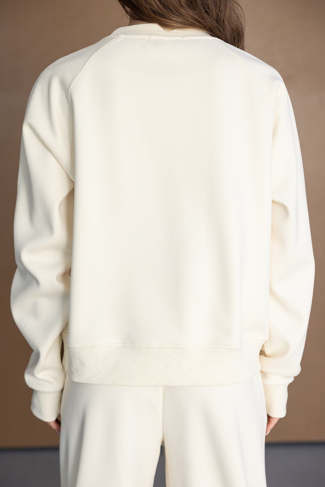 סט טרנינג נשים בצבע שמנת, מבט מאחור, בגד נוח ואופנתי לנערות