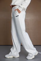 מכנסי טרנינג נשים בצבע אפור עם הדפס PARIS, גזרה רחבה ואופנתית, נעלי סניקרס לבנות